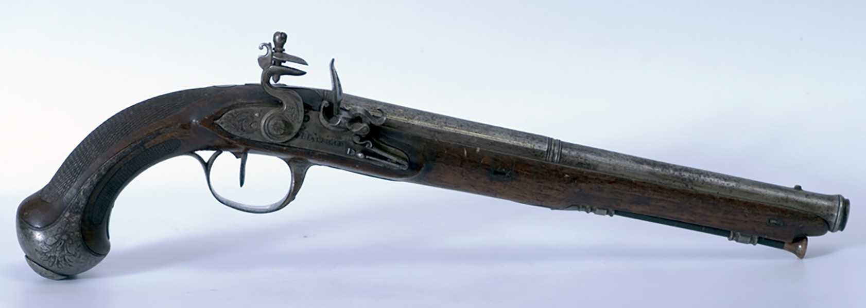 Пистолет дуэльный Англия. XVIII век  Дерево, металл, резьба, гравировка